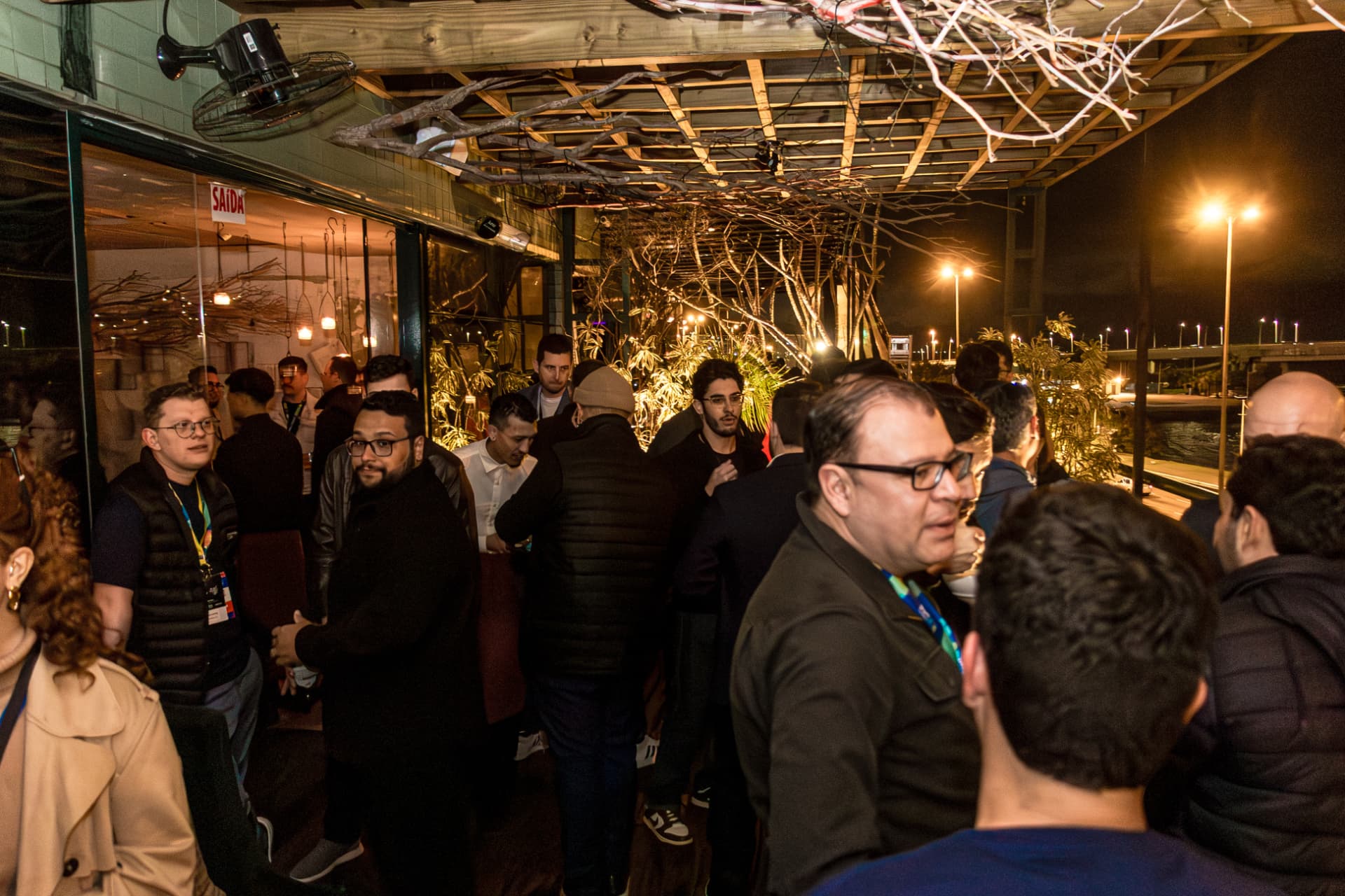 Founders e investidores no Happy Hour do Founders Club no Startup Summit 2025