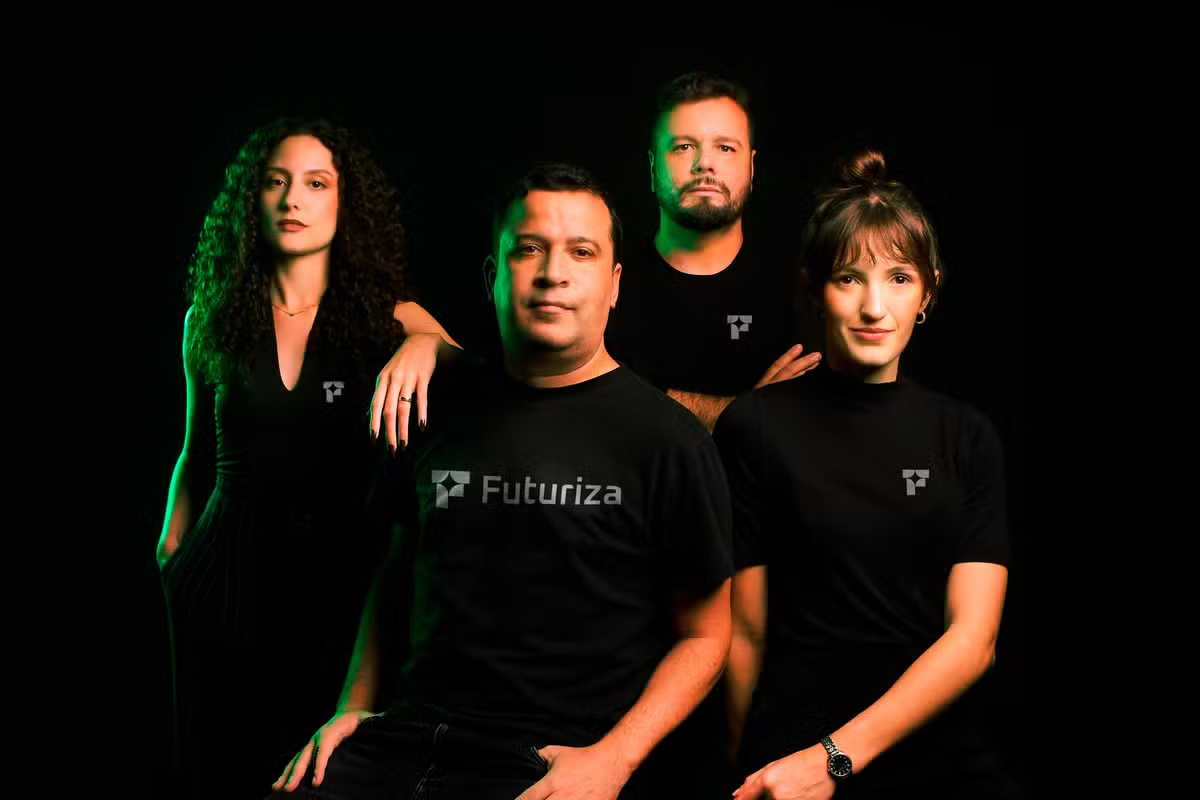 Time da Futuriza em retrato de estúdio com iluminação verde